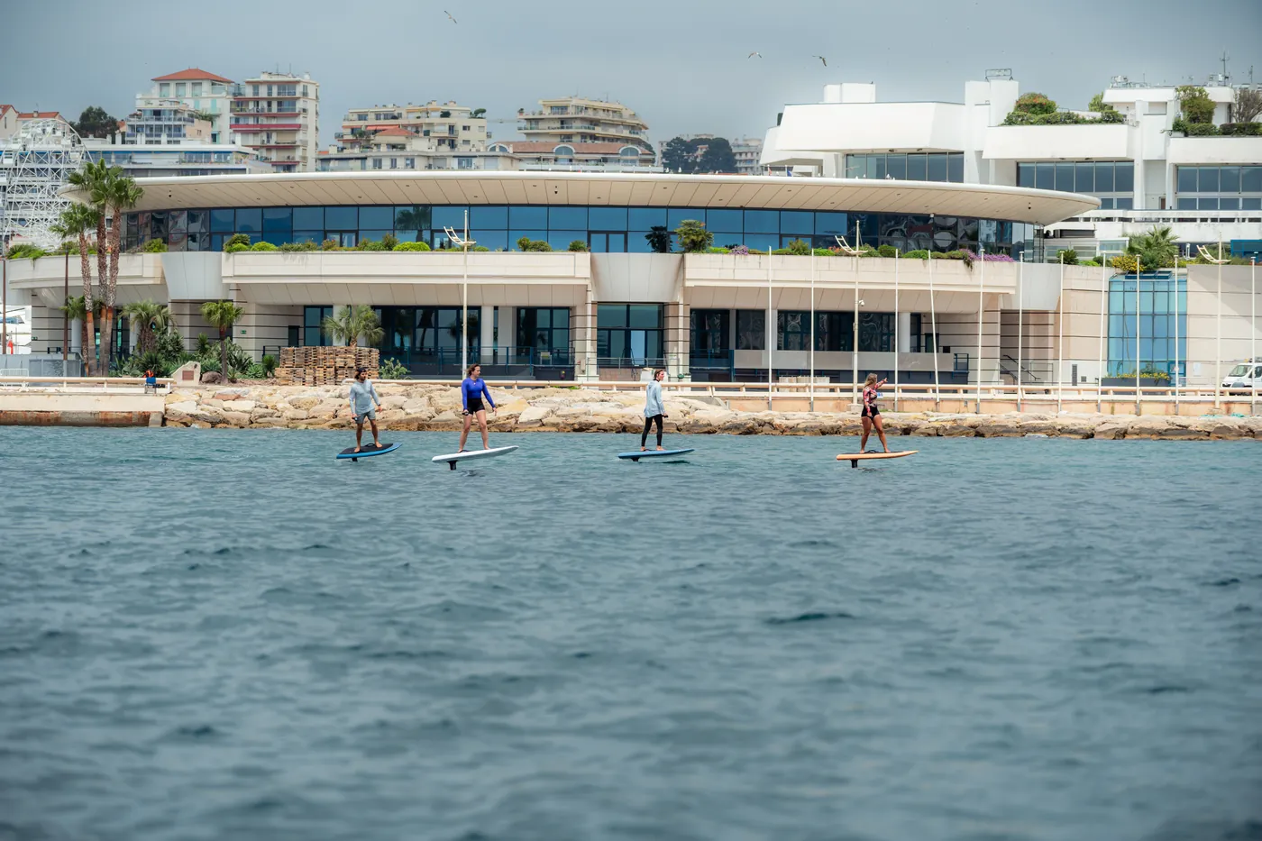 Équipement et session eFoil sécurisée dans la baie de Cannes