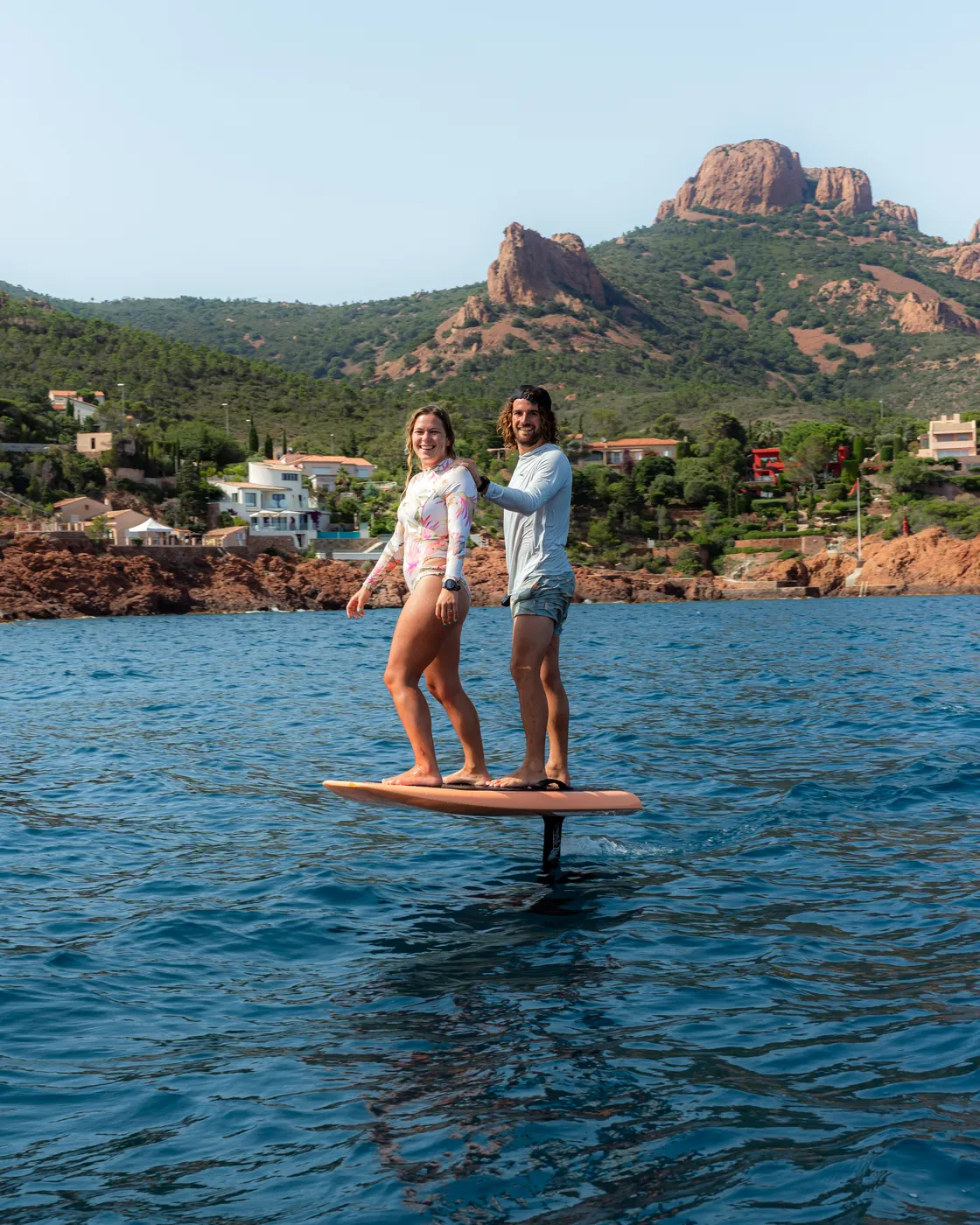 Moniteur eFoil accompagnant un rider sur l'eau