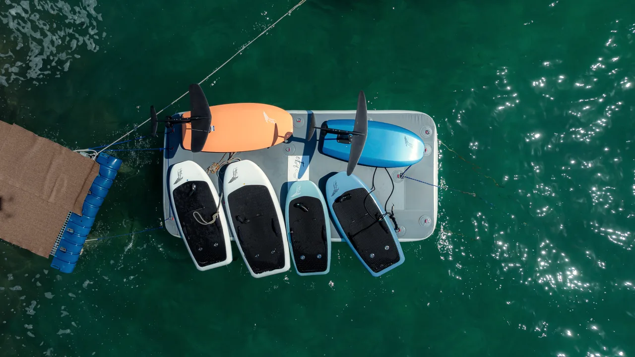 Planches eFoil et ailes électriques prêtes au départ, vue aérienne, Plage des Dauphins, Mandelieu-la-Napoule